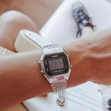 RELOJ CASIO VINTAGE LA680WA-1BDF PLATEADO NEGRO MUJER. PANTALLA NEGATIVA. TAMAÑO MINI